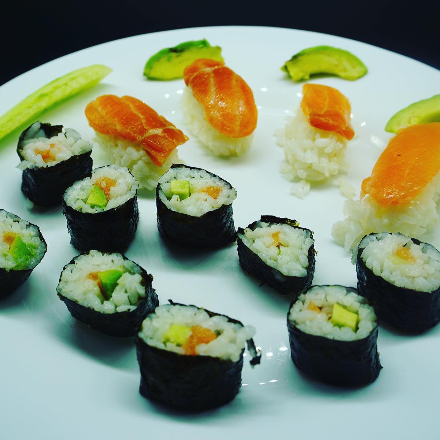 Sushis maisons. Le lien vers la recette est dans ma bio #sushis #tupperware #recettesandy